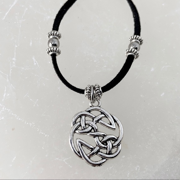 🔴 Celtic knot black suede adjustable necklace - Picture 7 of 9